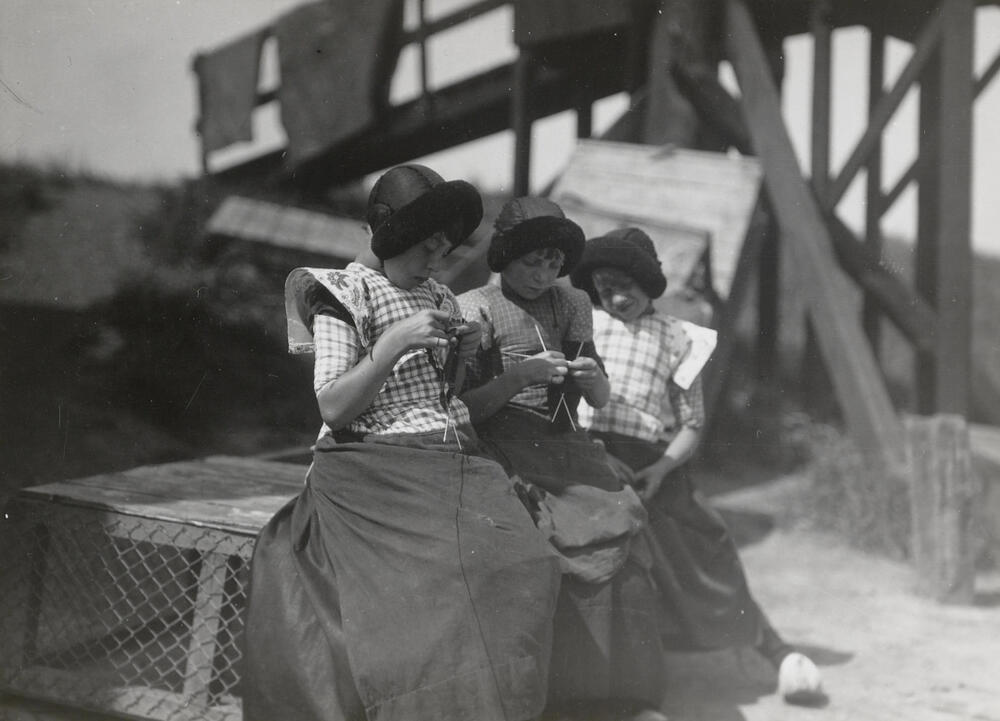 Breiende meisjes uit Spakenburg, 1927