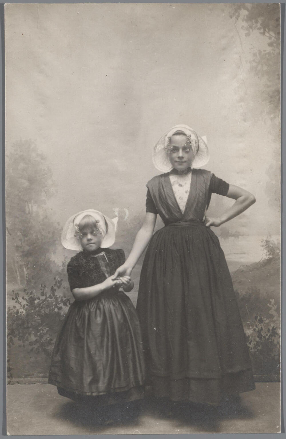 Twee meisjes in Arnemuider streekdracht, 1920–1930