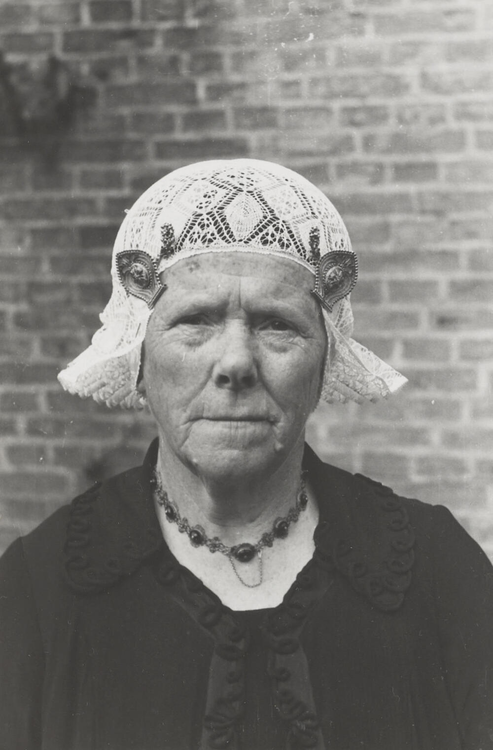 Weduwe Goslinga uit Workum in Friese dracht, 1943