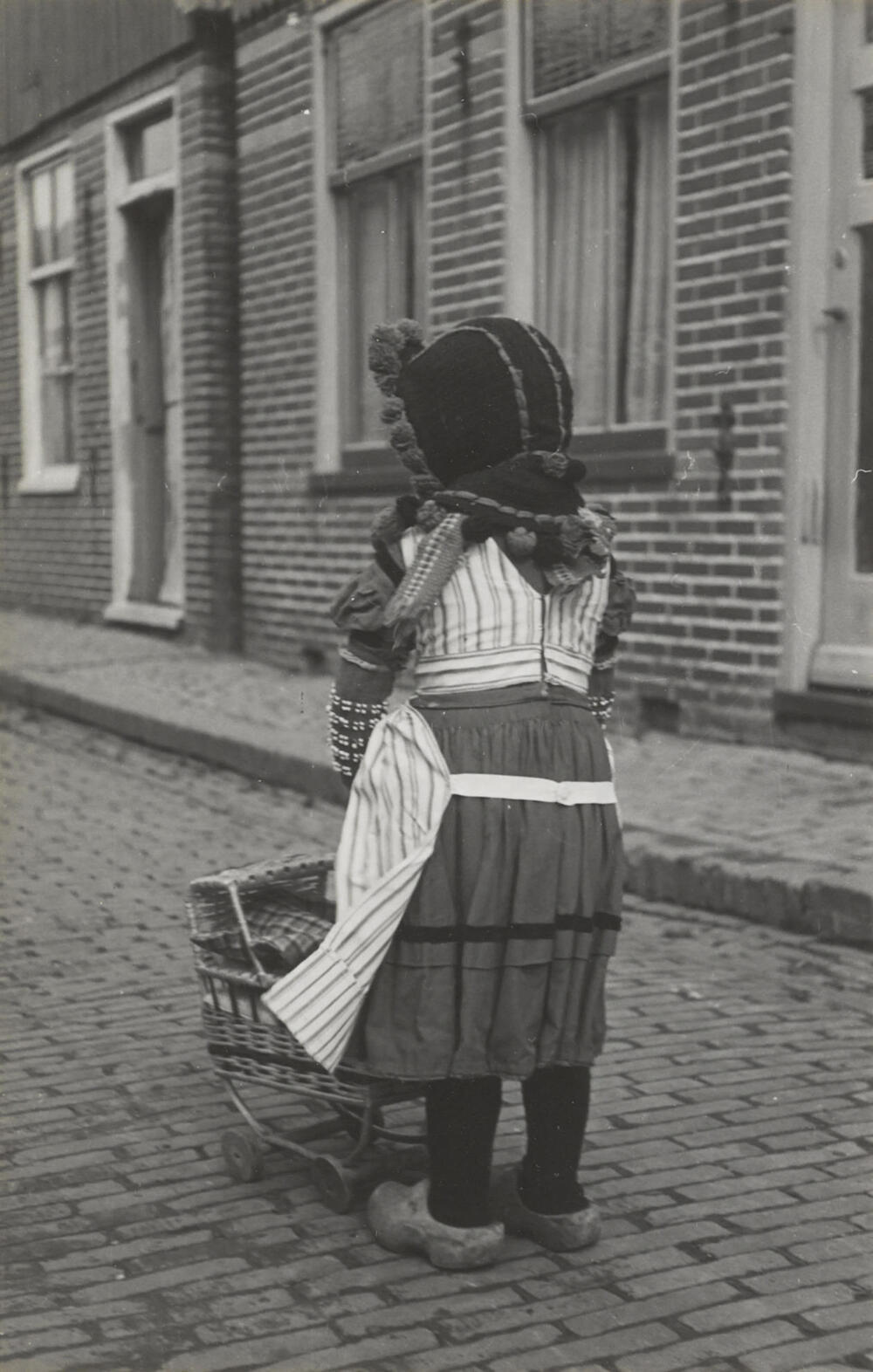 Meisje in Volendammer streekdracht, 1946