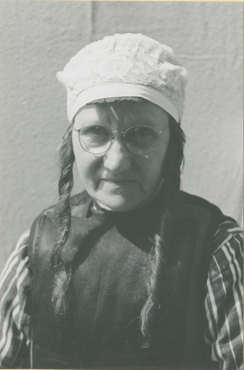 Demonstratie van het zetten van de 'grote kap', Marken, 1943
