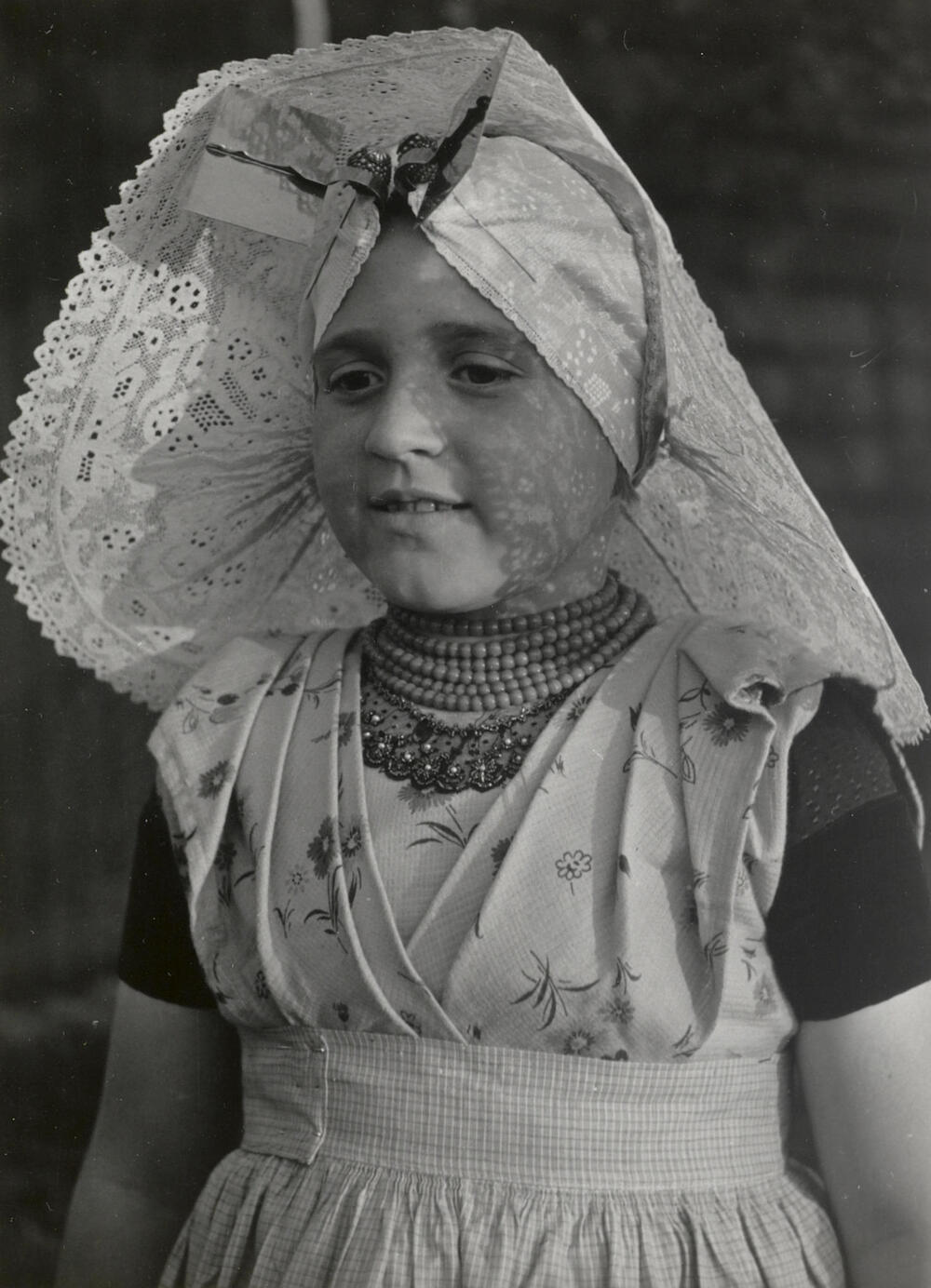 Meisje in katholieke Zuid-Bevelandse dracht, Ovezande, 1950
