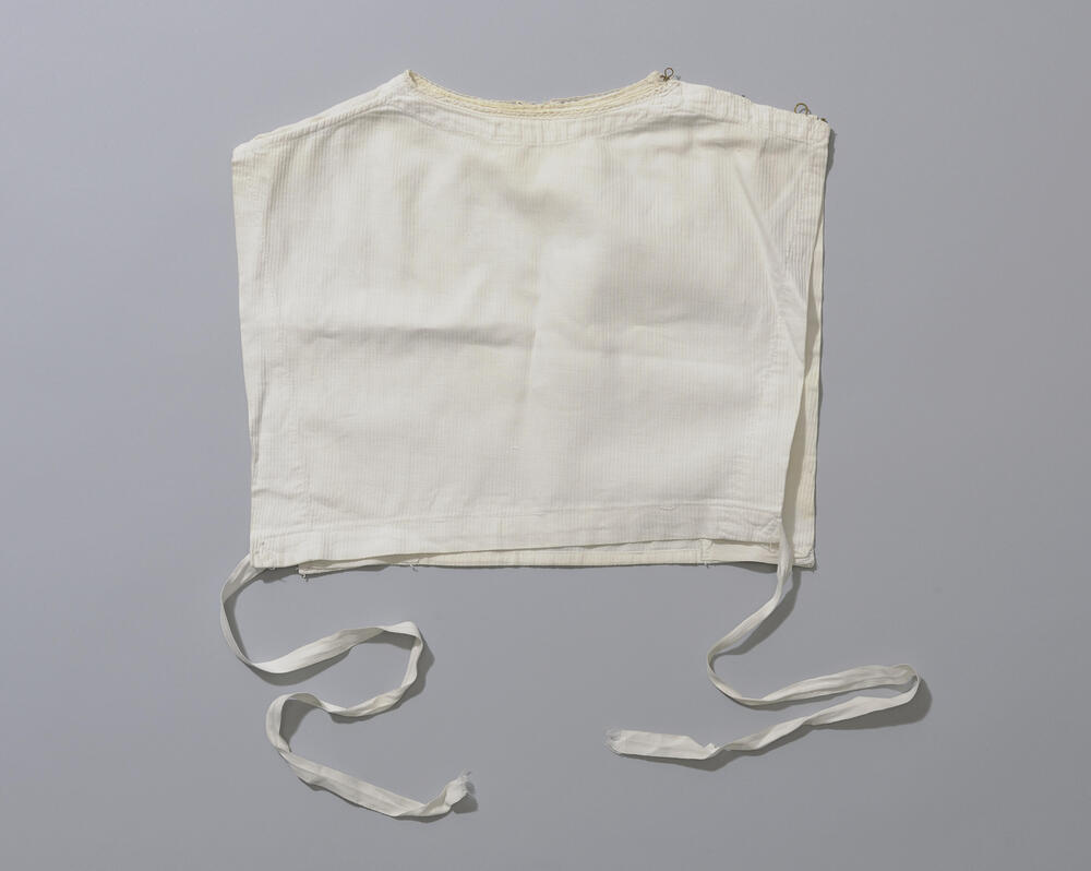 Kroplap, vermoedelijk zondagse dracht, Blaricum, voor 1949
