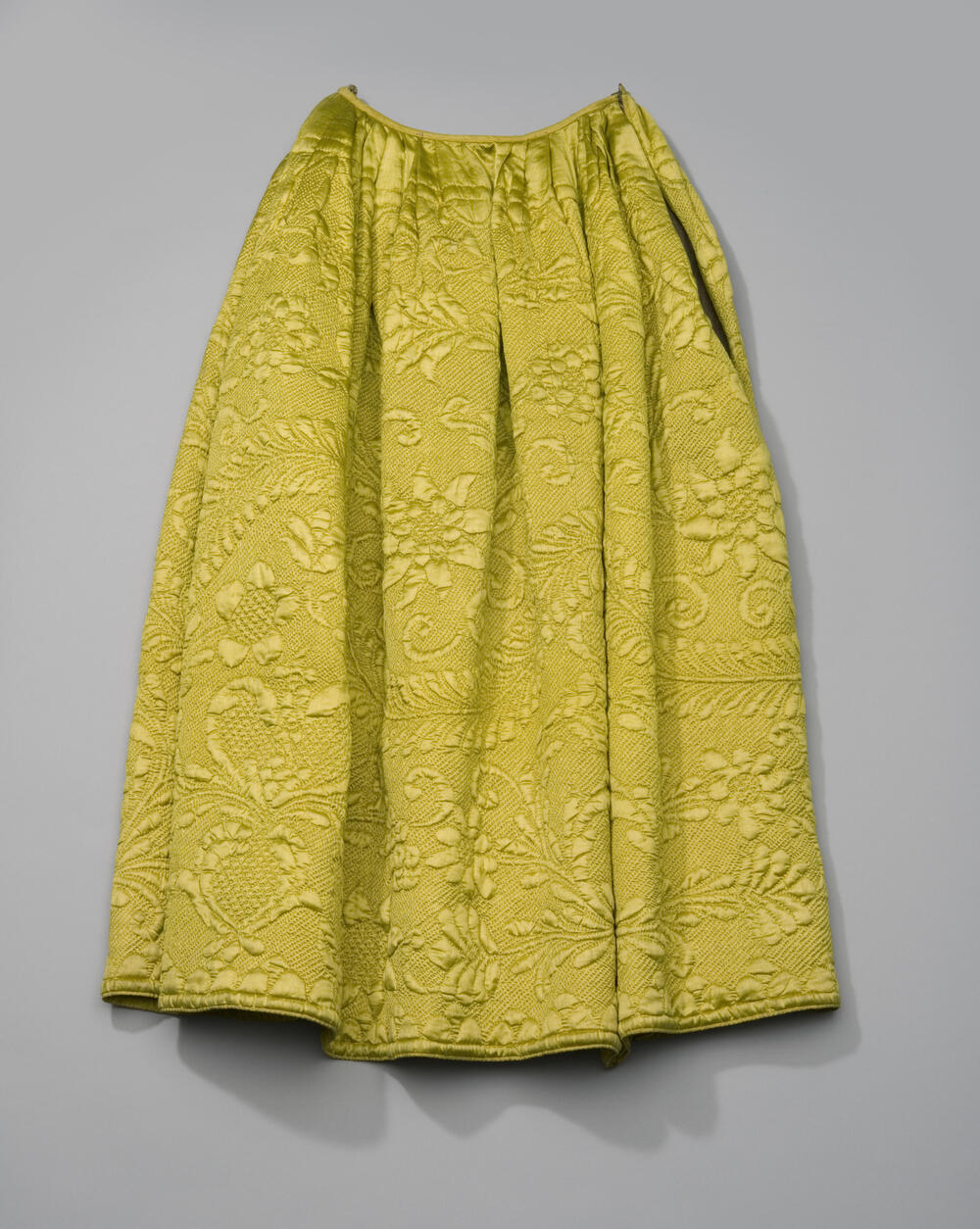 Doorgestikte onderrok van gele zijde, Zaanstreek, 1700–1750