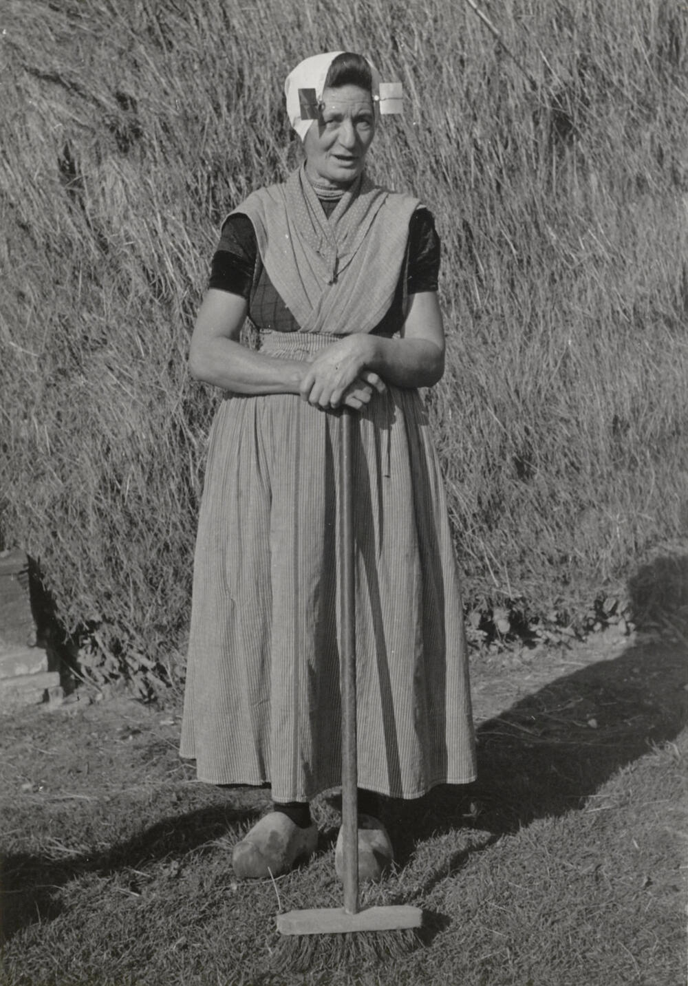 Vrouw in protestantse Zuid-Bevelandse dracht, Heinkenszand, 1950