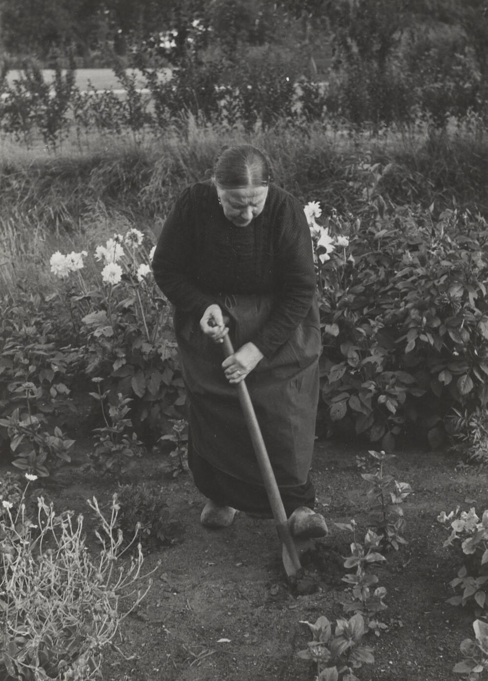Weduwe Raven in streekdracht uit Blaricum, 1952