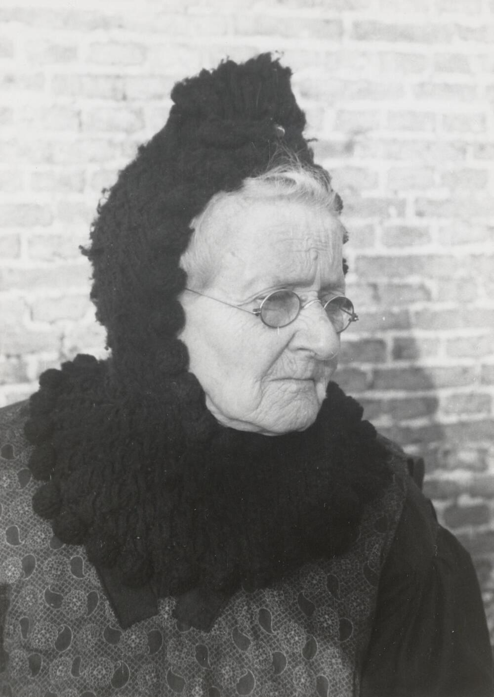 Weduwe de Boer uit Gaast in Friese dracht, 1943