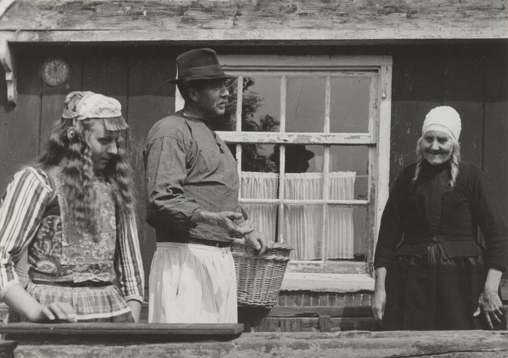 Twee vrouwen en man in Marker dracht, 1943