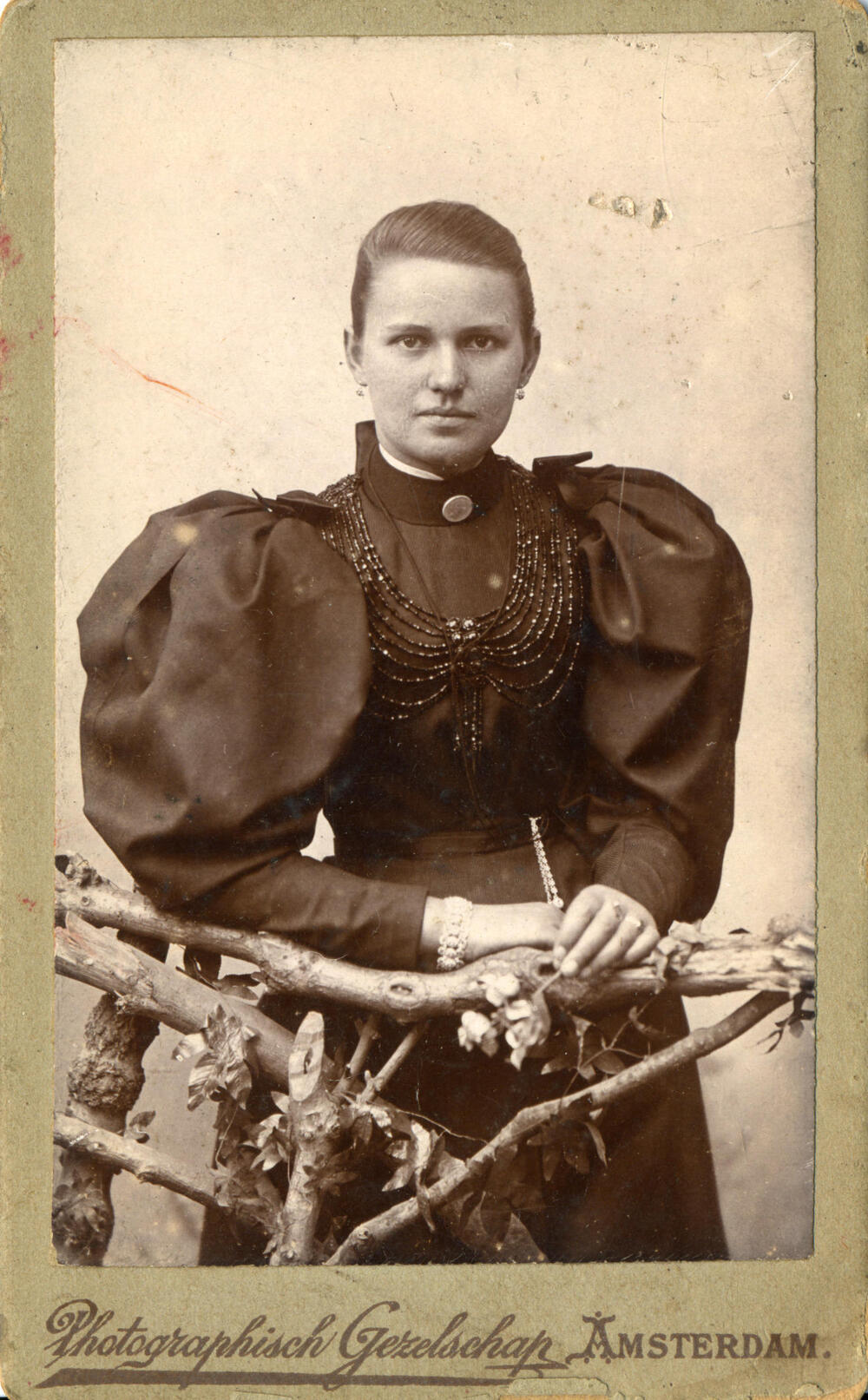 Vrouw in modedracht