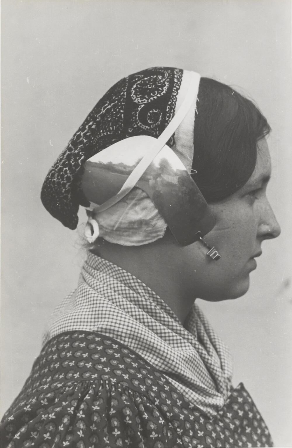 Vrouw verkleed in streekdracht, Huizen, 1945