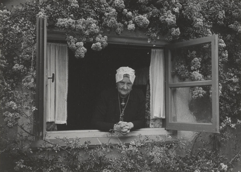 Cornelia Vos-Klaver in streekdracht uit Laren, 1952