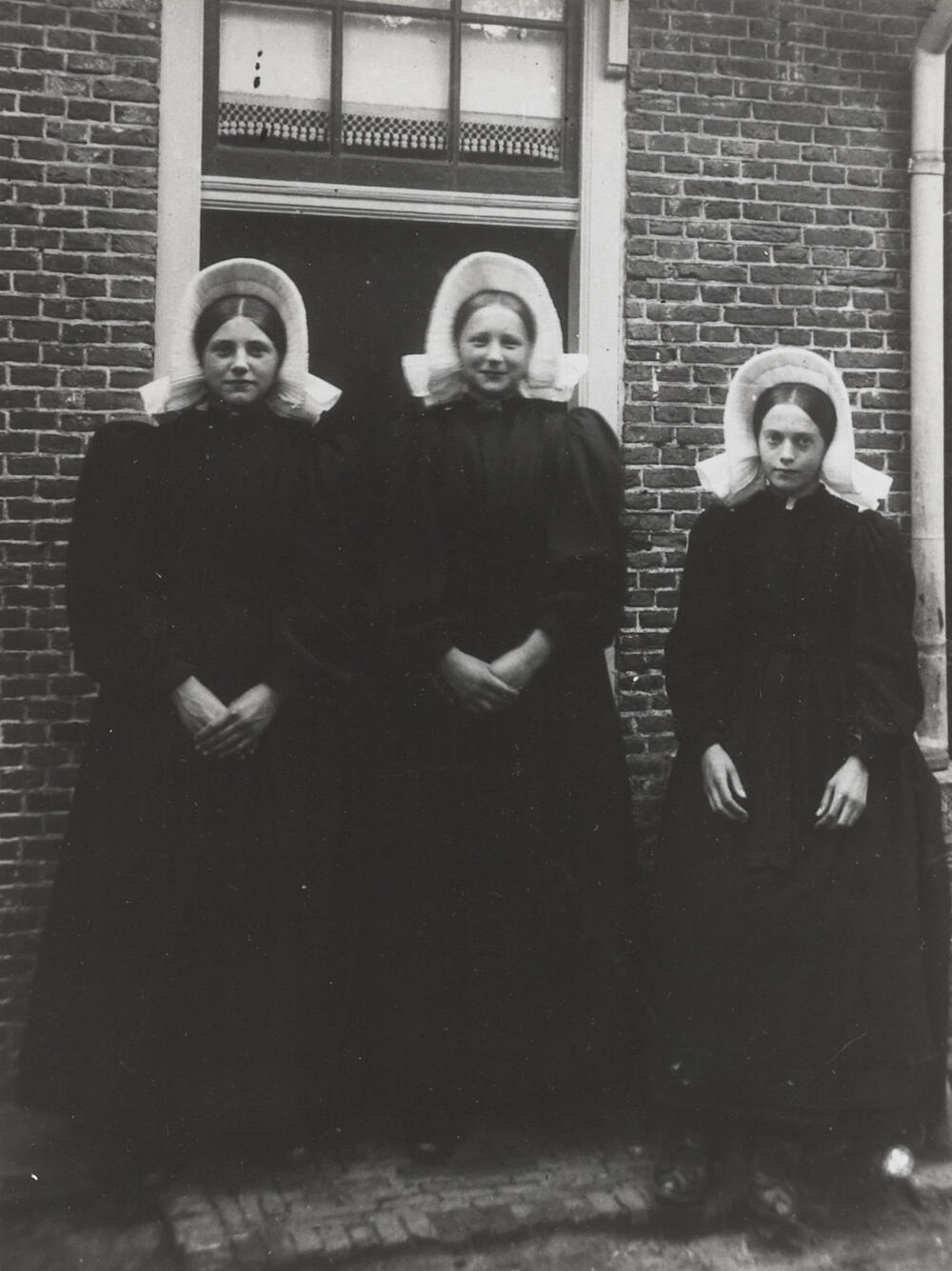 Drie meisjes in Huizer dracht, 1916