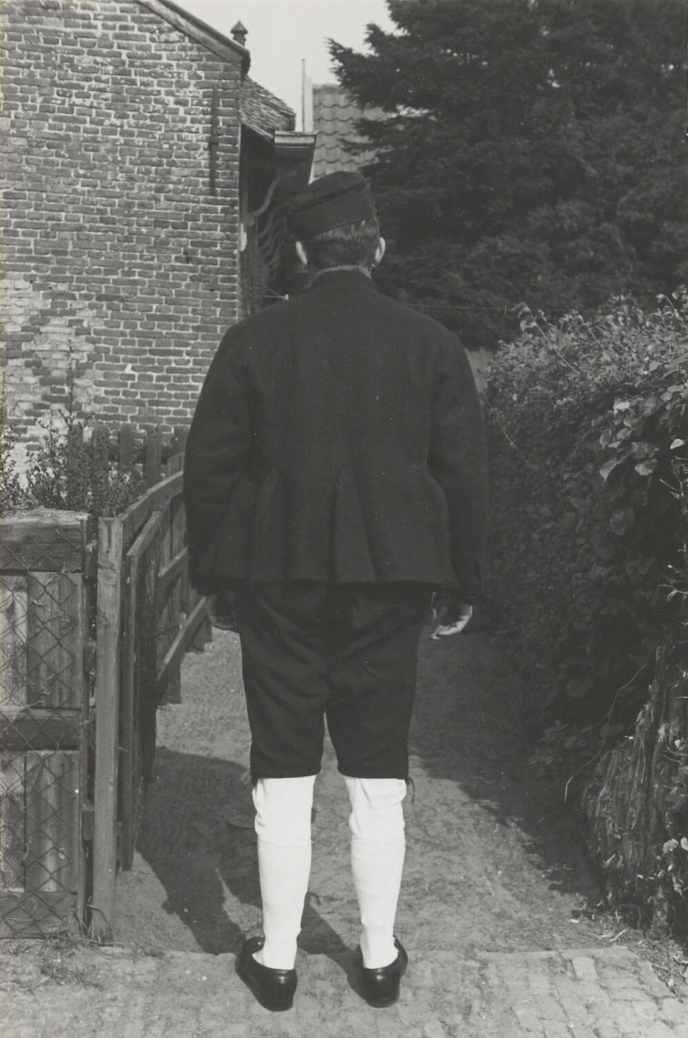 Man verkleed in streekdracht, Huizen, 1945