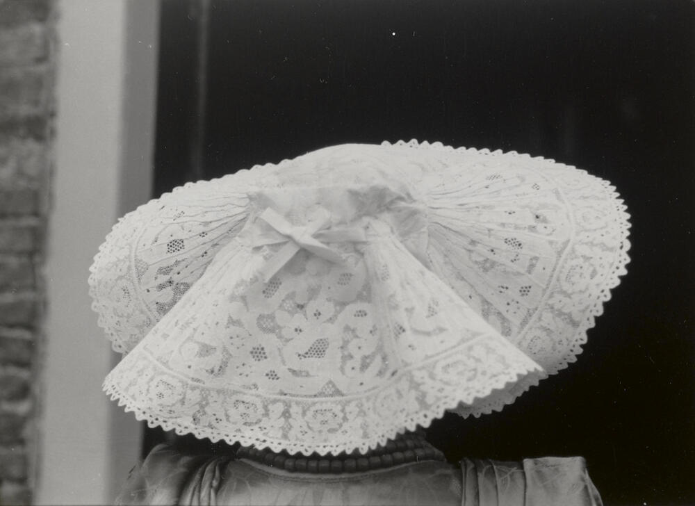 Elizabeth Baas in Nieuwlandse dracht, 1950