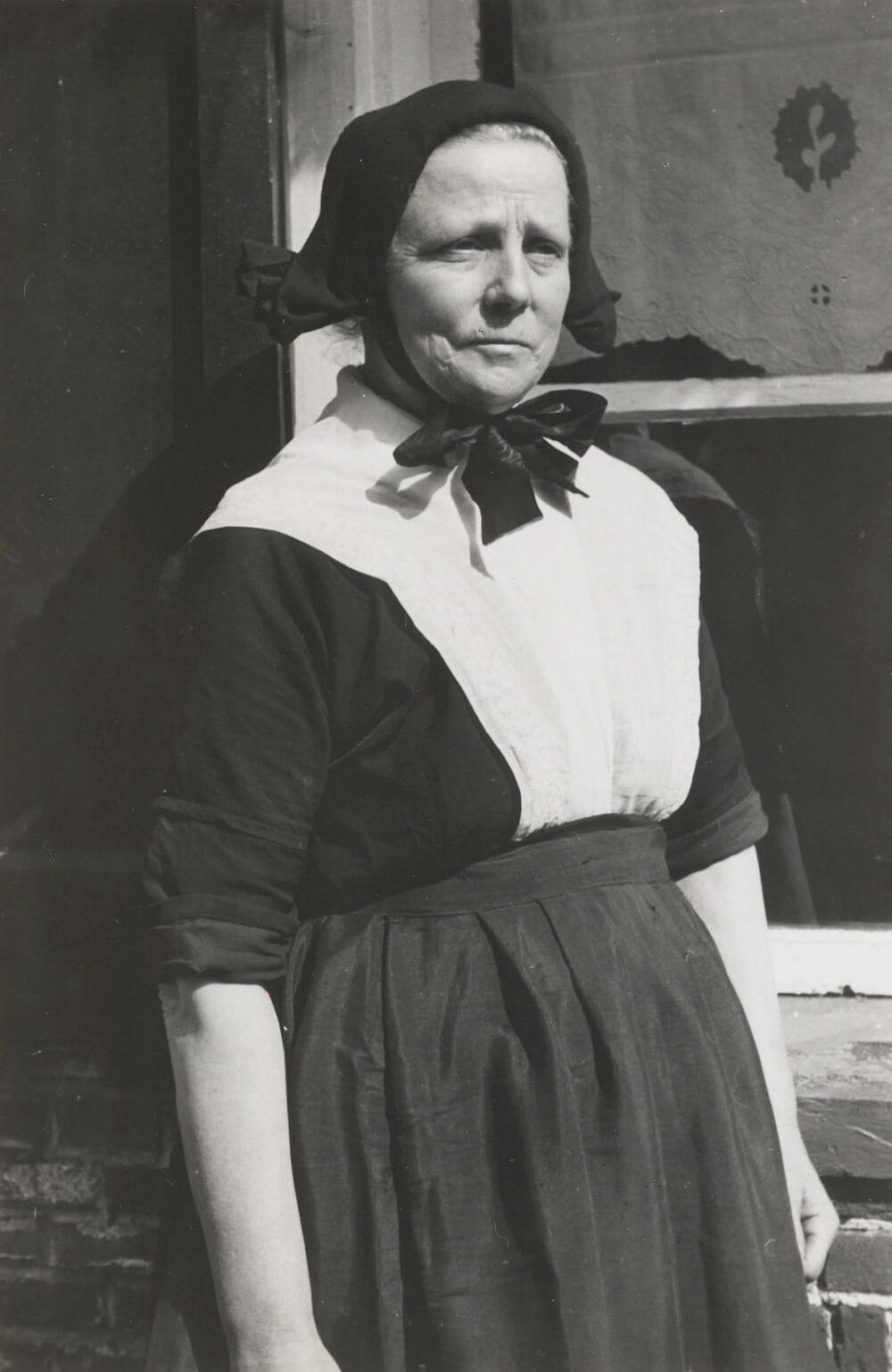 Vrouw met 'klapmuts', Oud Schoonebeek, 1946