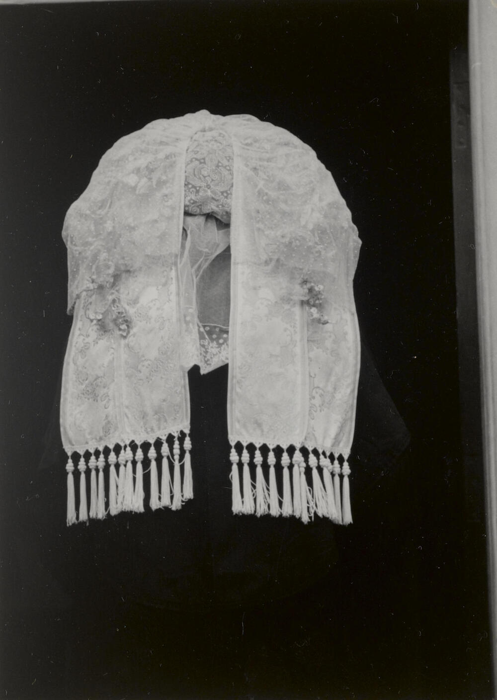 Vrouw uit Oirschot in zondagse dracht, 1950