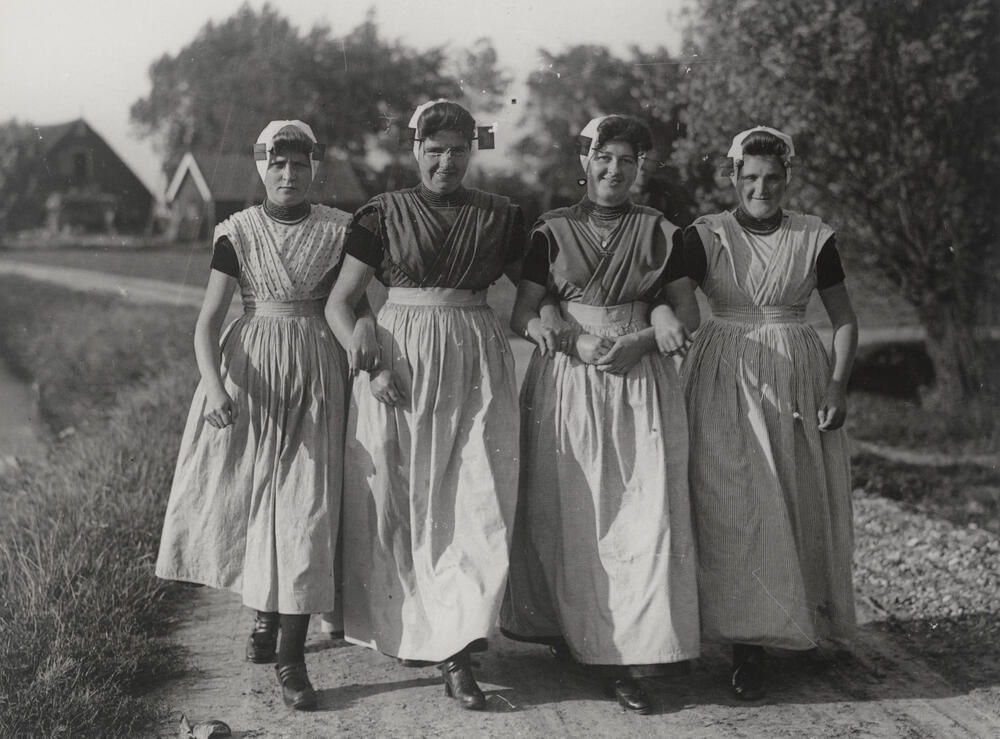 Vrouwen in protestantse Zuid-Bevelandse dracht, 1935–1941