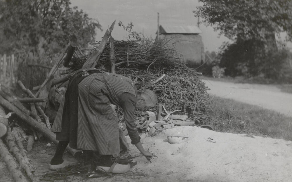 Harmpje Gelderman uit Veessen in Veluwse dracht, 1945
