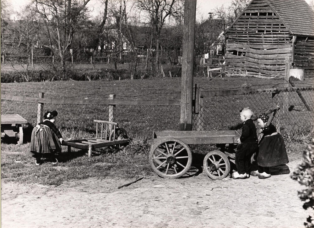 Kinderen met trekwagentjes en kruiwagen, Staphorst, 1944