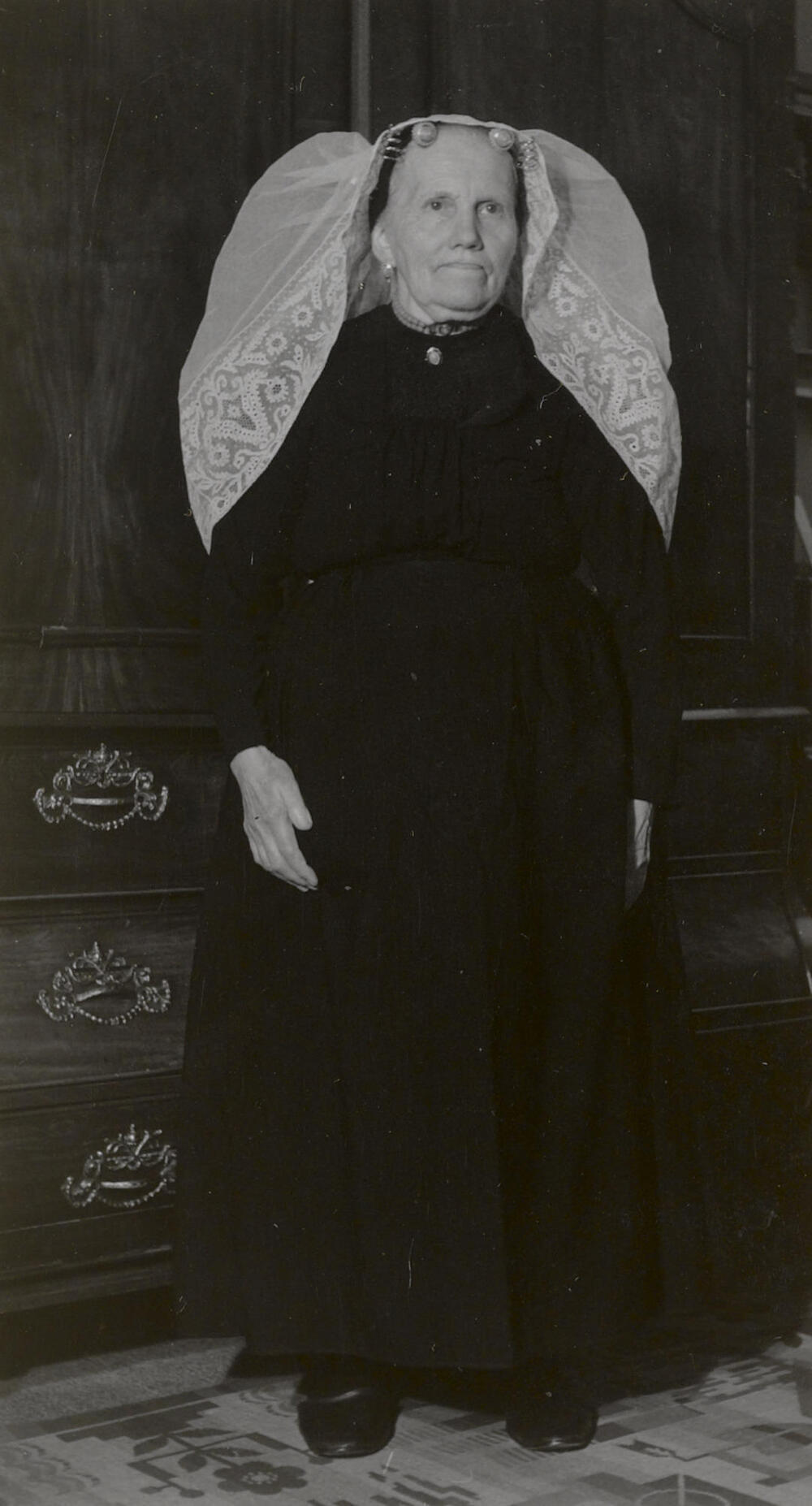 Mevrouw Keur uit Scherpenisse in Thoolse dracht, 1955