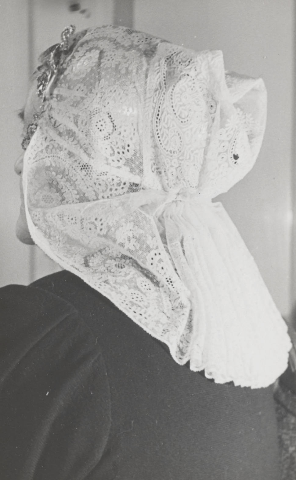 Vrouw in streekdracht uit Zandvoort, 1942