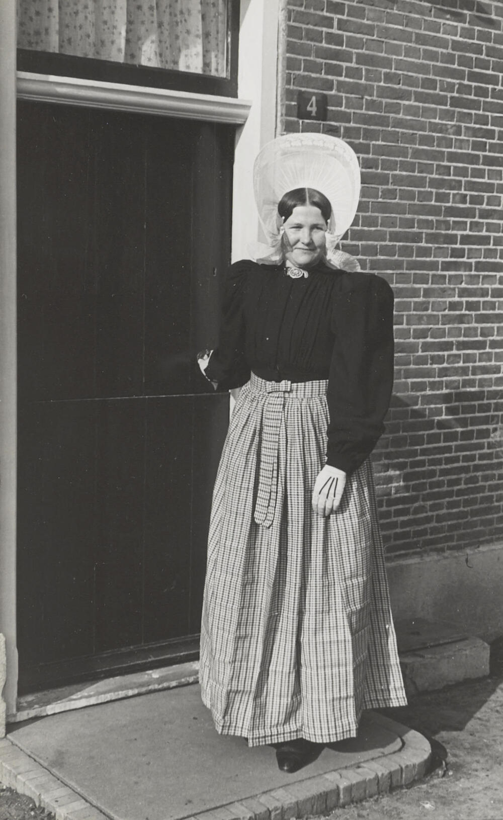 Vrouw in streekdracht, Huizen, 1945