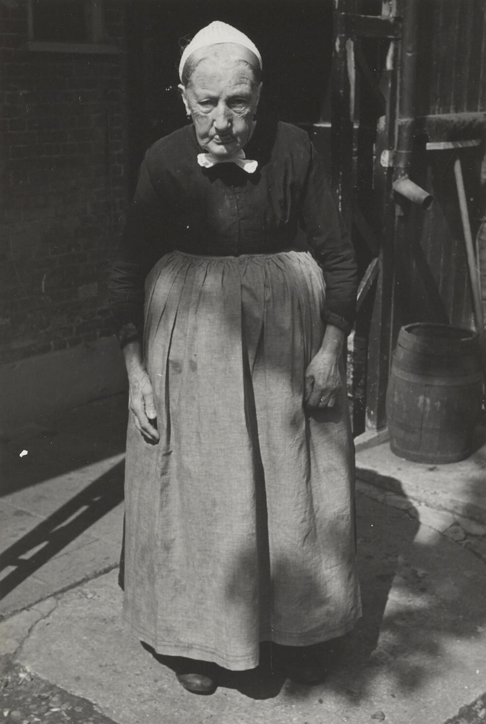 Maria van der Zwan-Moerman in Vlaardingse dracht, 1950