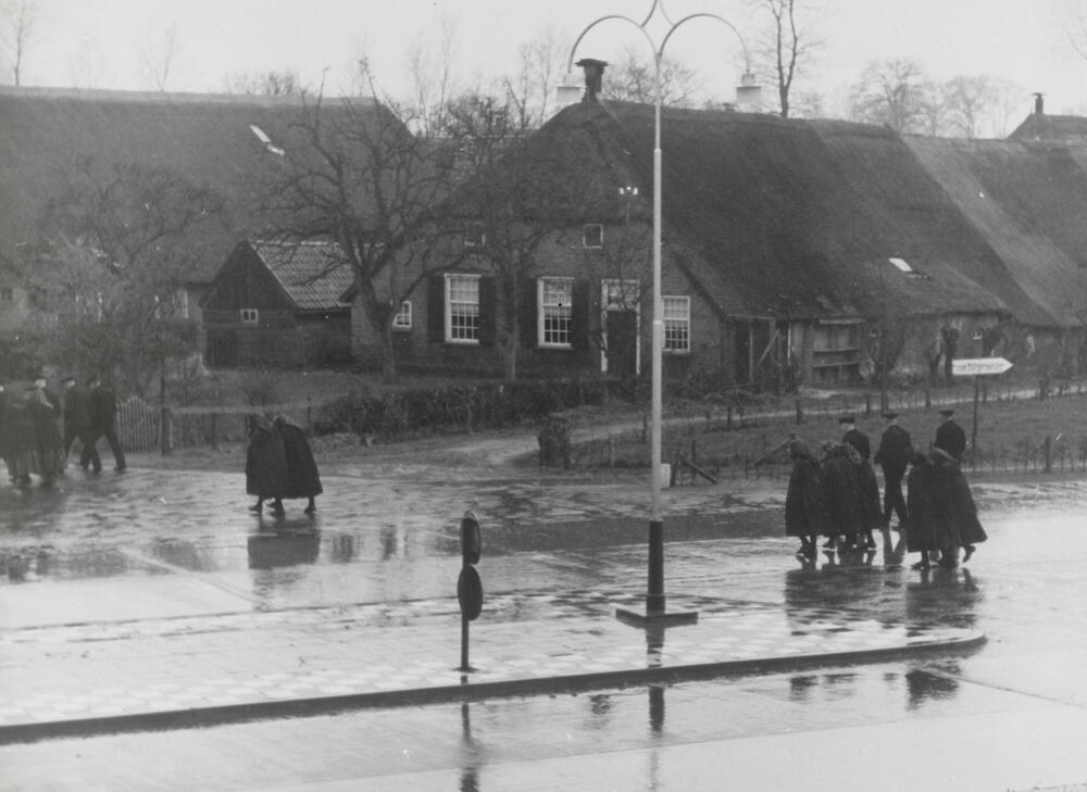 Kerkgangers ter hoogte van 'De Hoek', Staphorst, 1944