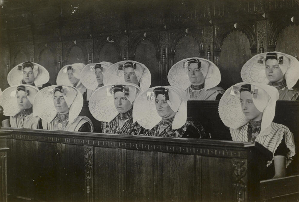 Vrouwen in protestantse Zuid-Bevelandse dracht, circa 1930