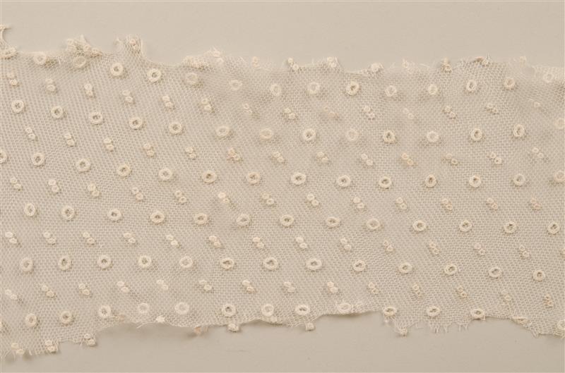 Fragment van geborduurde tule