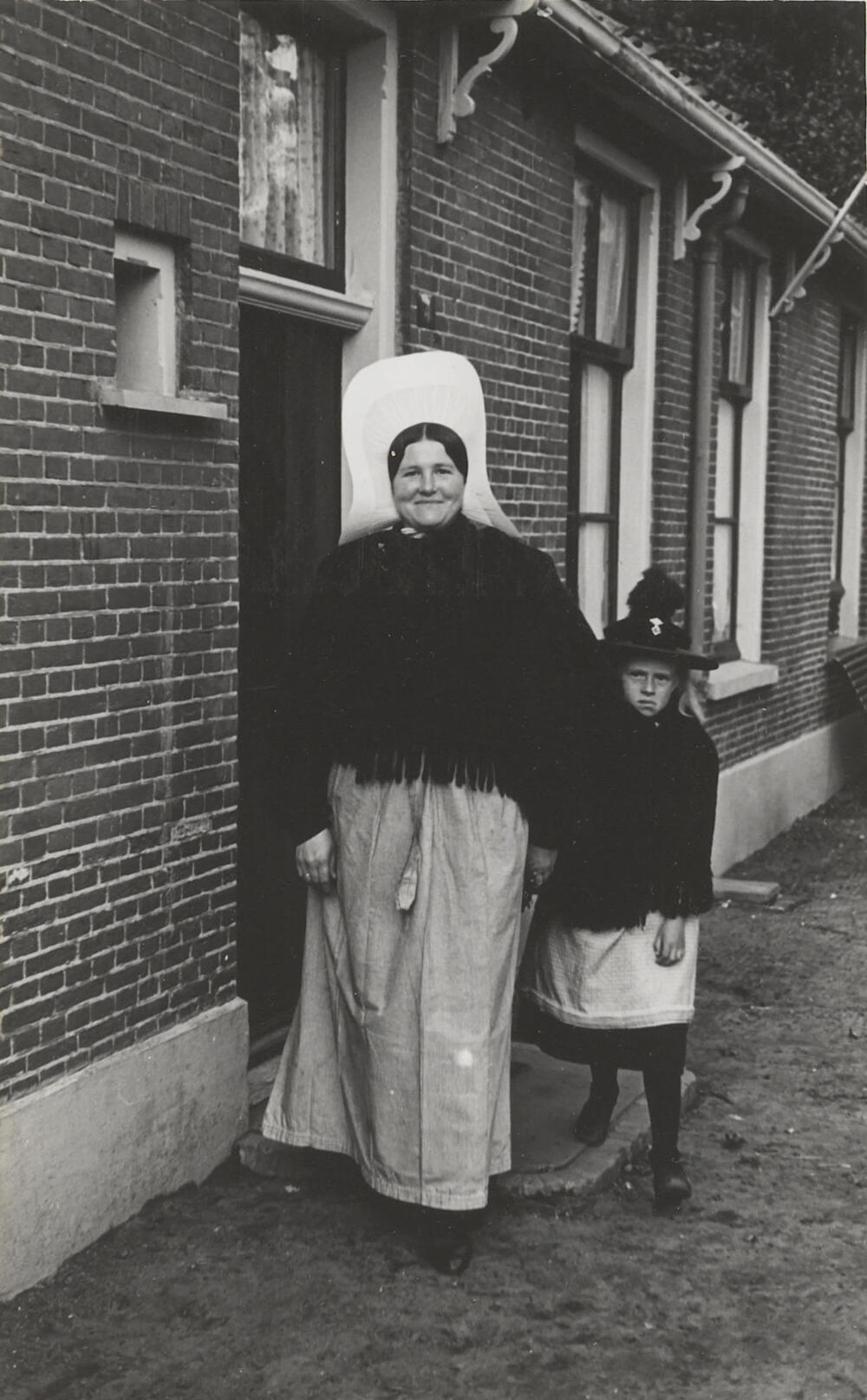 Vrouw en meisje in streekdracht, Huizen, 1945