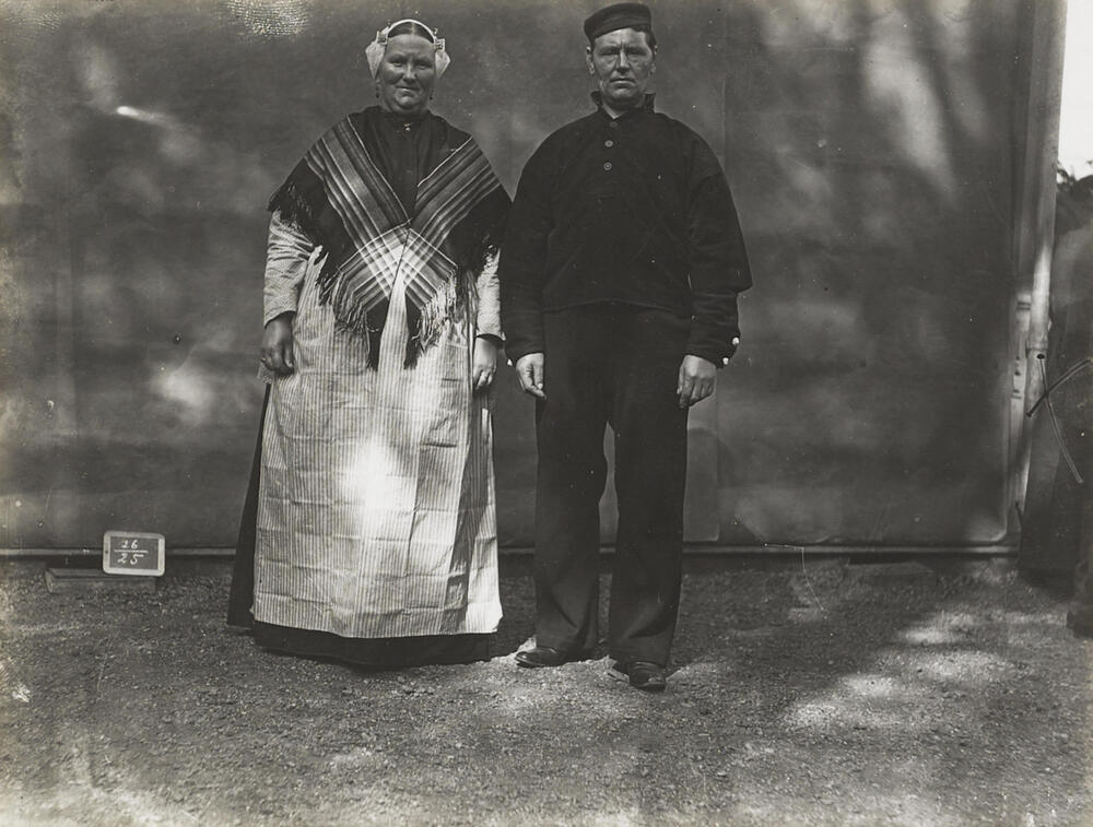 Echtpaar Overzeijl-van Rooijen in streekdracht uit Noordwijk aan Zee, 1913