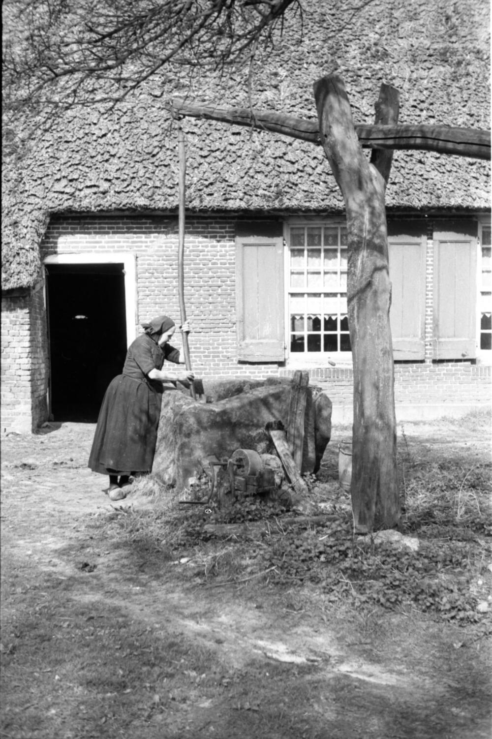 Vrouw bij waterput, Oud Schoonebeek, 1946