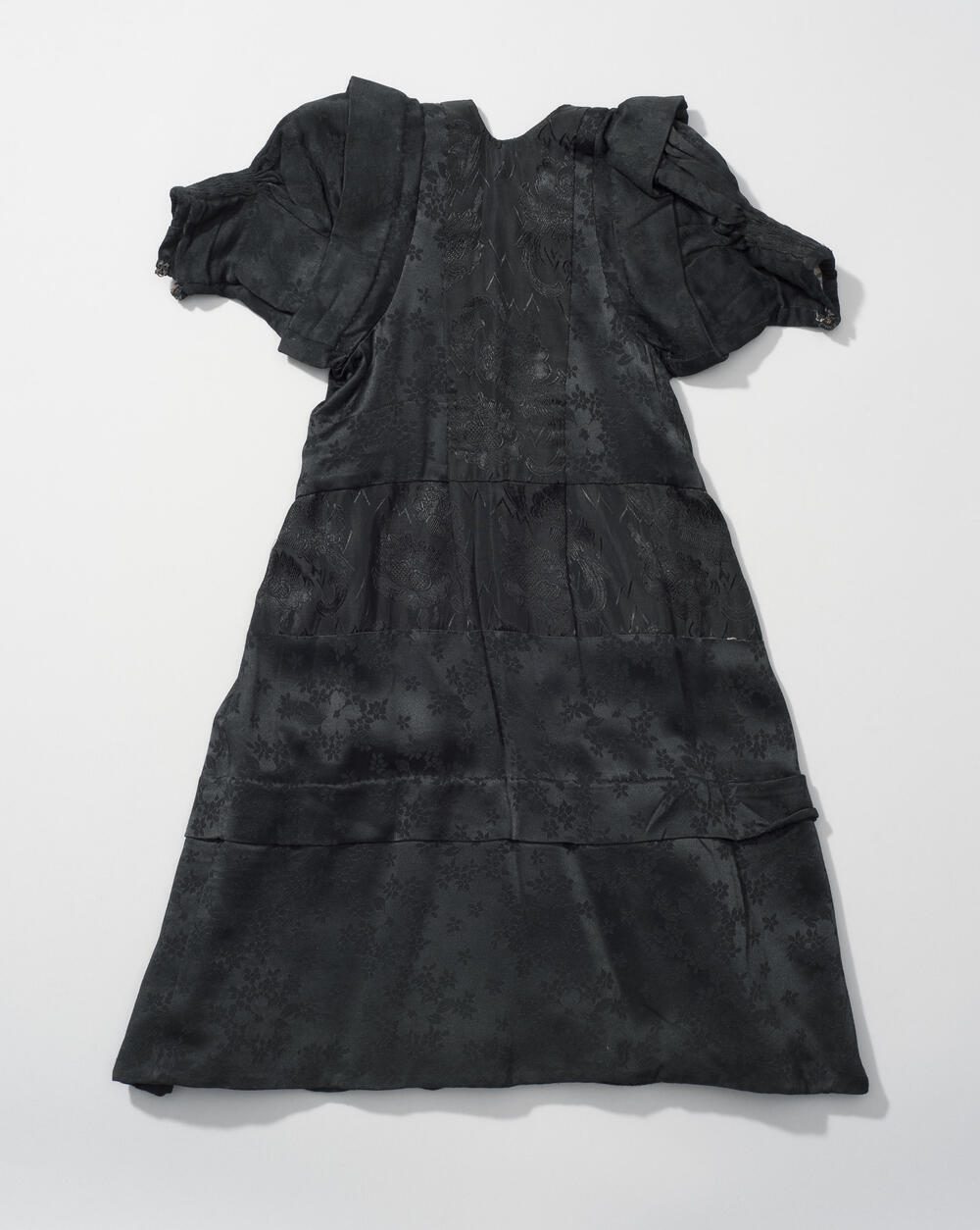 Zondagse meisjesjurk voor de zware rouw, Spakenburg, circa 1880