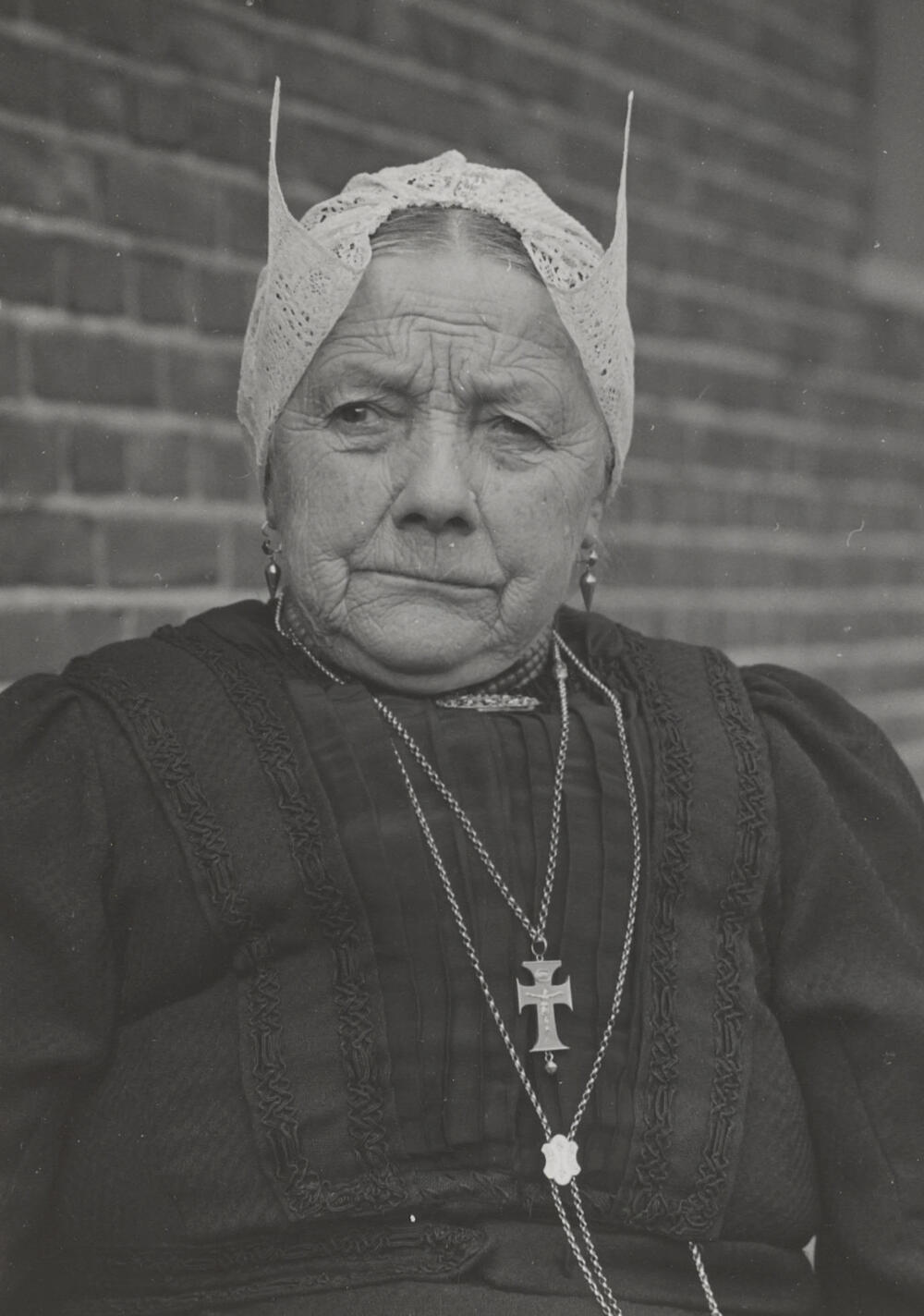 Weduwe Raven in streekdracht uit Blaricum, 1952