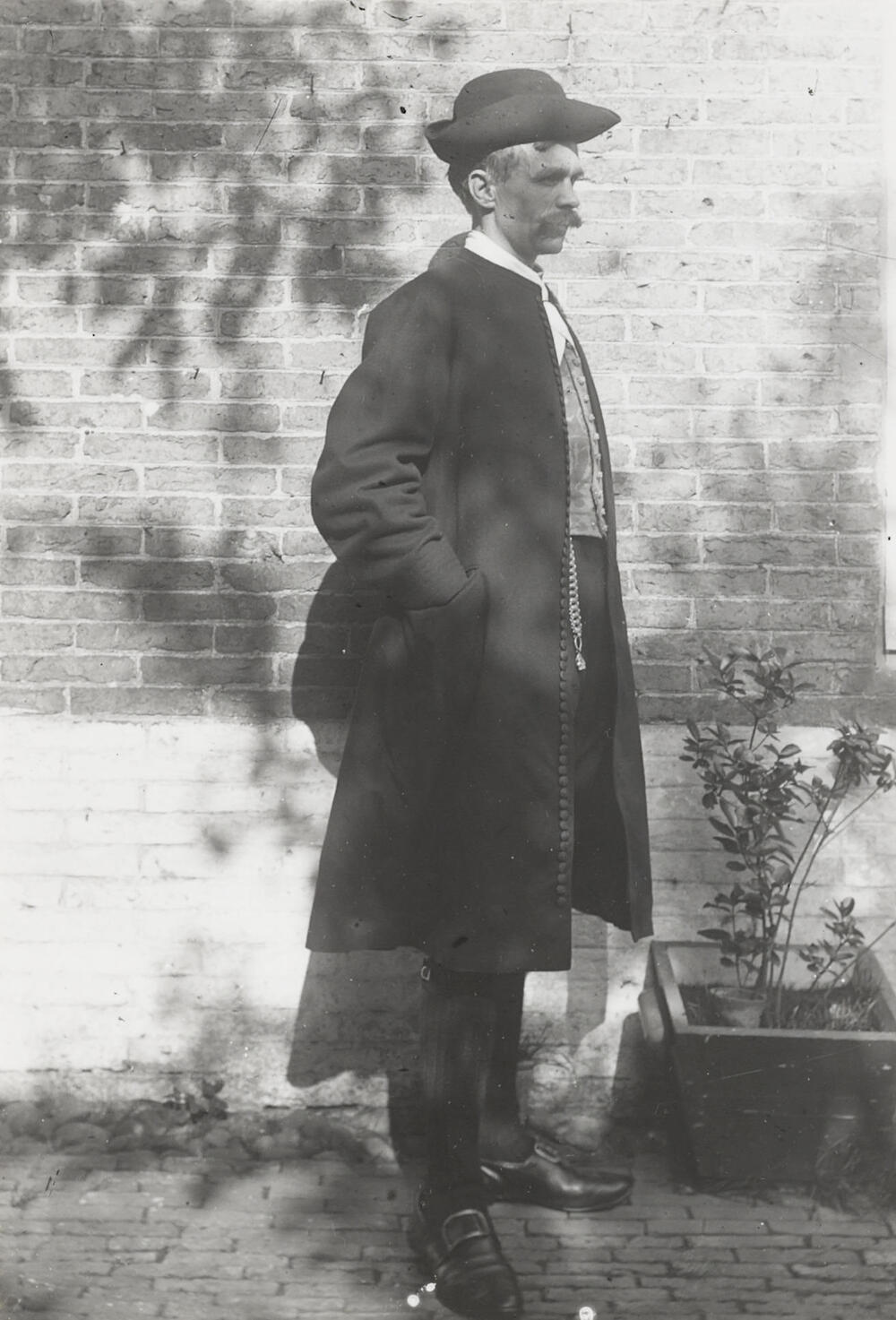 Man in Hindelooper dracht, circa 1915