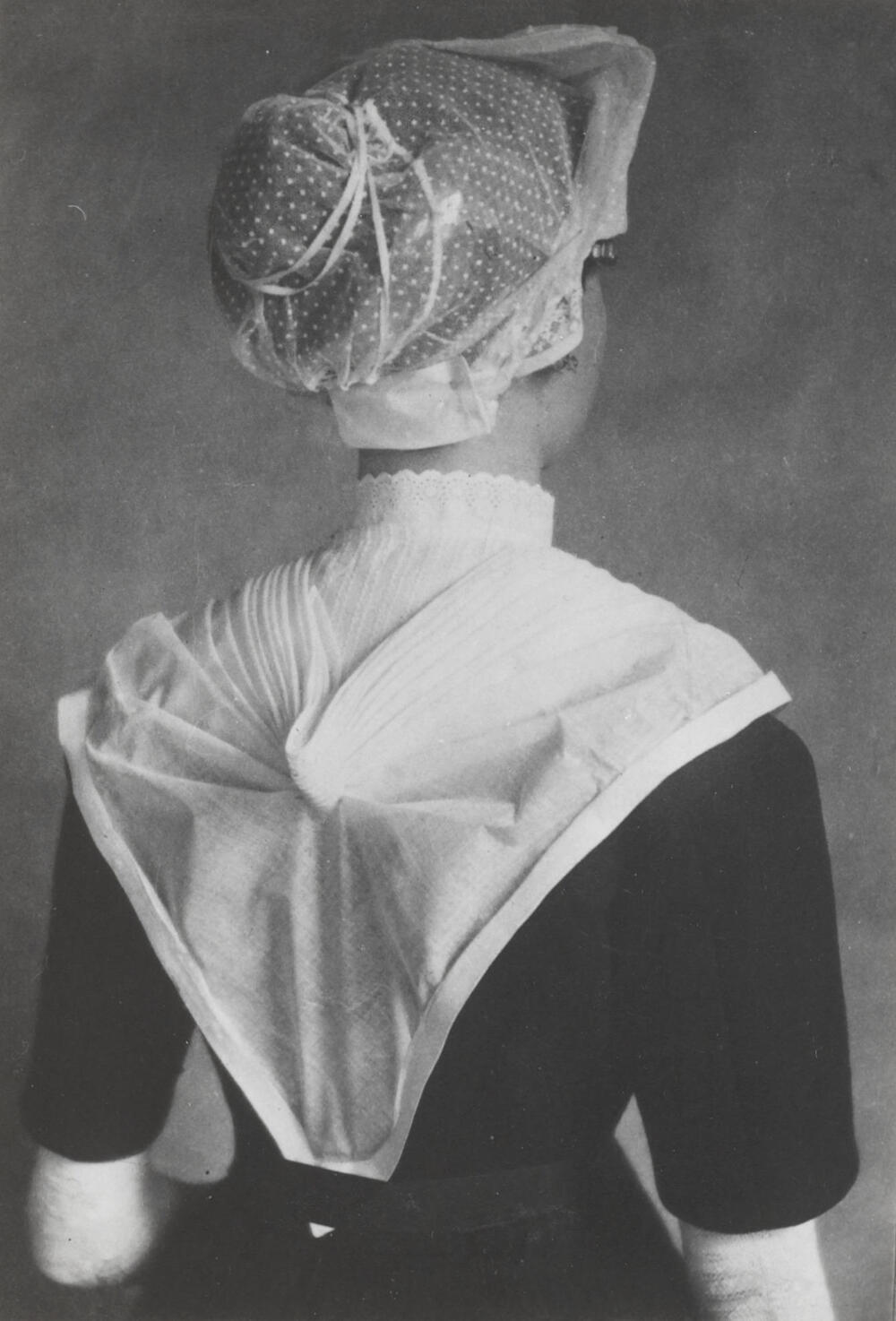 Pop in weeskleding van het Burgerweeshuis in Amsterdam, 1898–1916