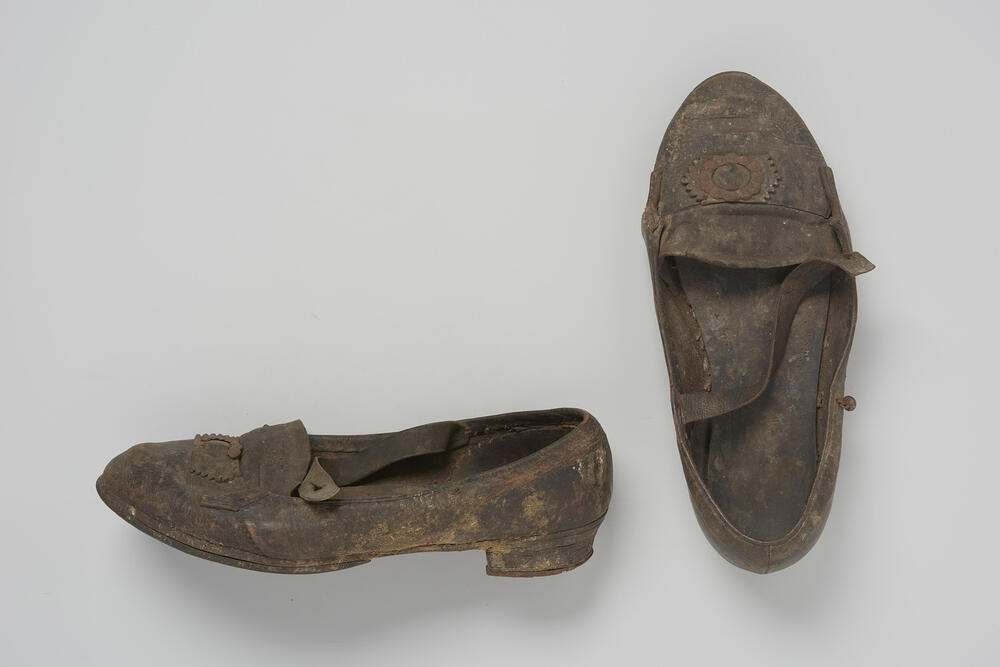 Paar leren vrouwenschoenen met ijzeren gespjes, 1900–1940