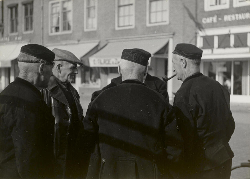 Mannen in Walcherse dracht, Middelburg, 1950