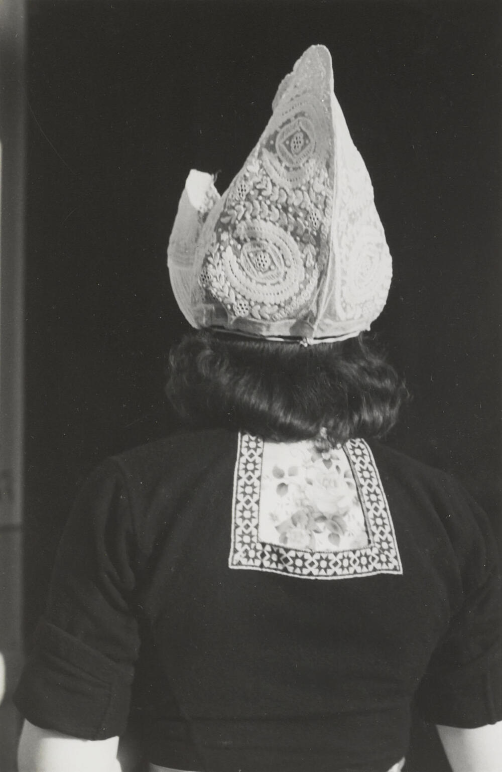 Vrouw in Volendammer streekdracht, 1946