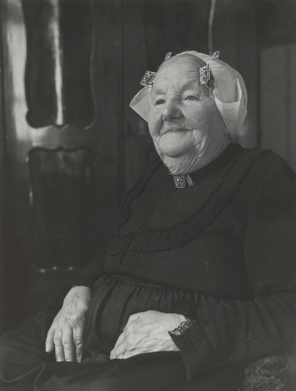 Elizabeth Duindam-Spaanderman in zondagse dracht, Noordwijk aan Zee, 1955