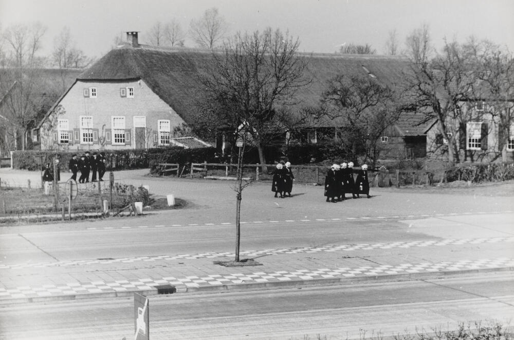 Kerkgangers ter hoogte van 'De Hoek', Staphorst, 1944