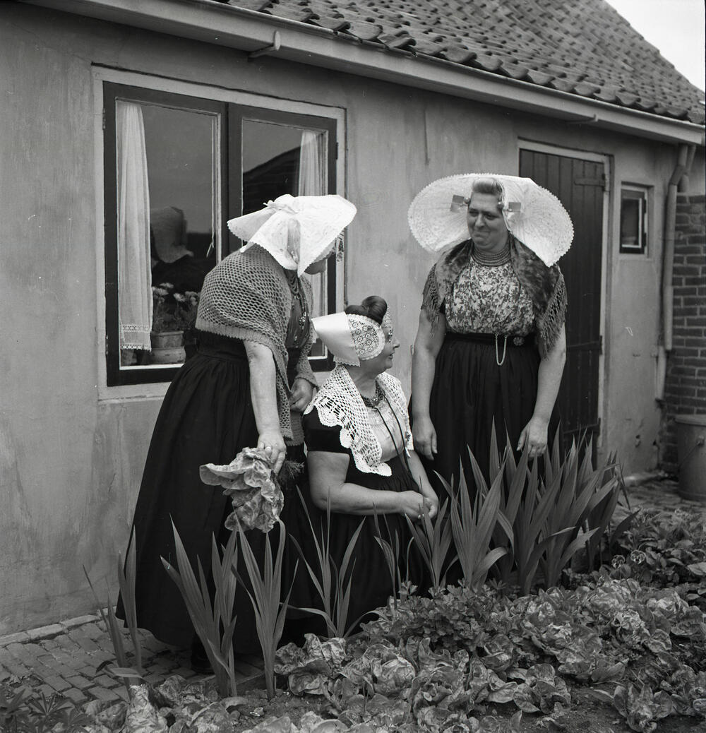 Drie vrouwen in Zeeuwse drachten, Middelburg, 1956