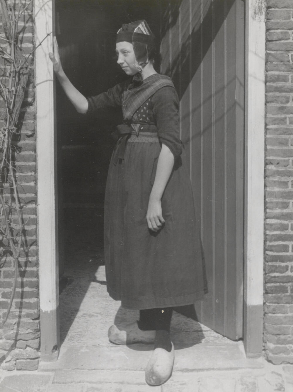 Roelofje Timmerman in opknapdracht, Staphorst, 1944