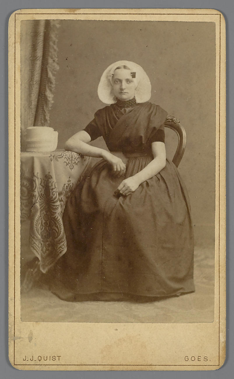Vrouw in protestantse Zuid-Bevelandse streekdracht, 1869–1918