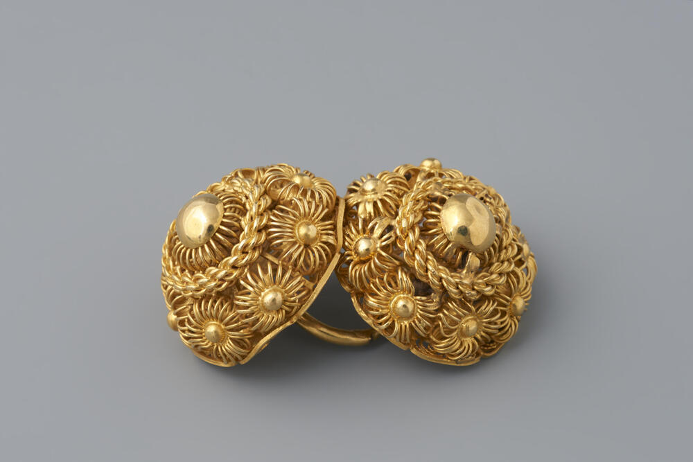 Paar gouden keelknopen, Zuid-Beveland, 1825–1850