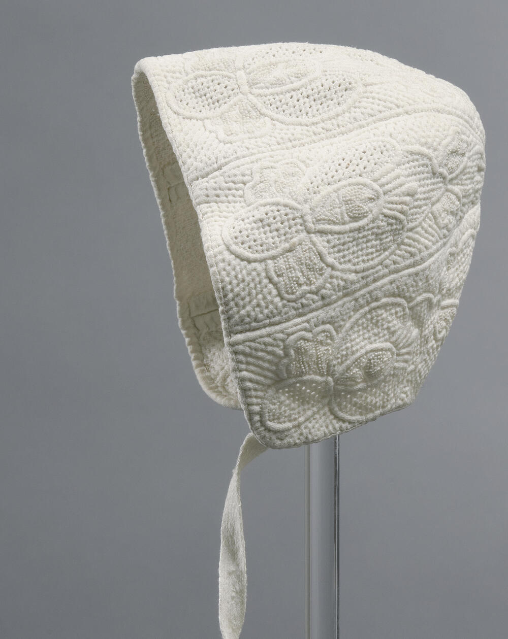 Jongensmutsje van Zaans stikwerk, Friesland, vermoedelijk 1700–1800