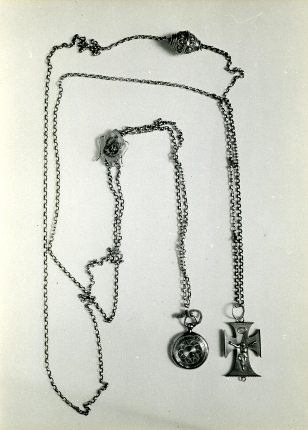 Ketting met kruisje en medaillon, Blaricum, 1952