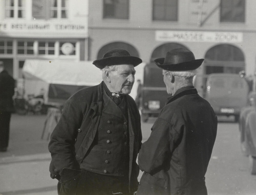 Mannen in Zuid-Bevelandse dracht, Goes, 1950