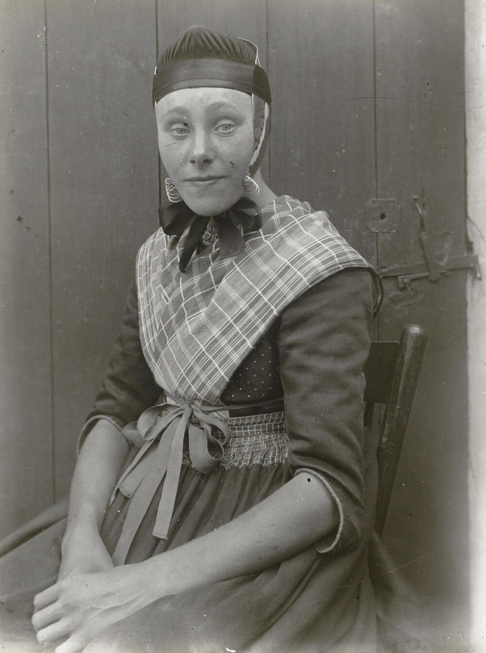 Vrouw in Staphorster streekdracht, circa 1915